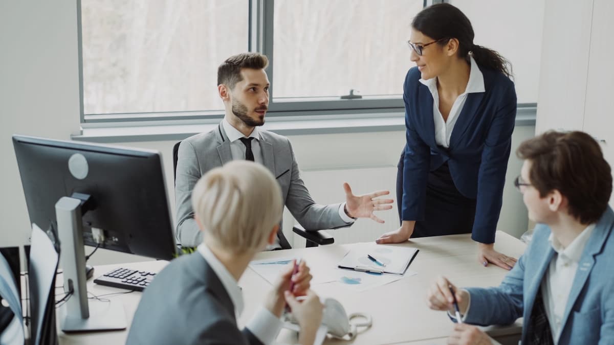 Team in a consulting meeting around a desk